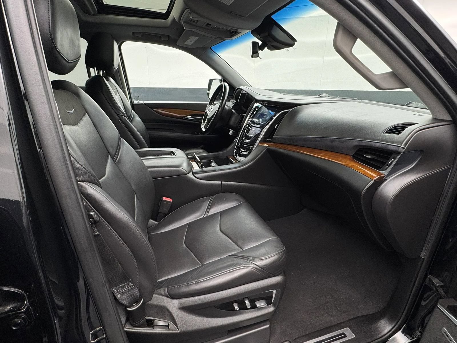 Used 2019 Cadillac Escalade Luxury AWD/4WD image 46