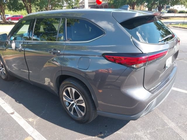 Used 2022 Toyota Highlander XLE FWD image 2