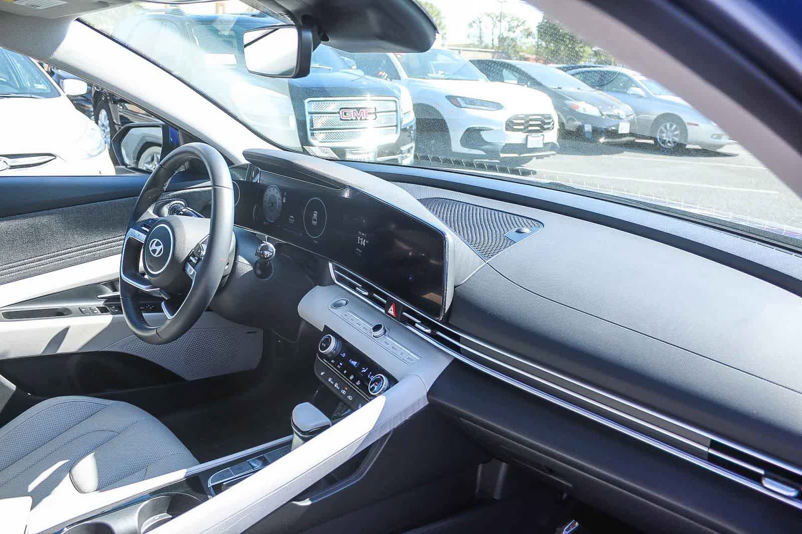 Used 2025 Hyundai Elantra Limited image 22