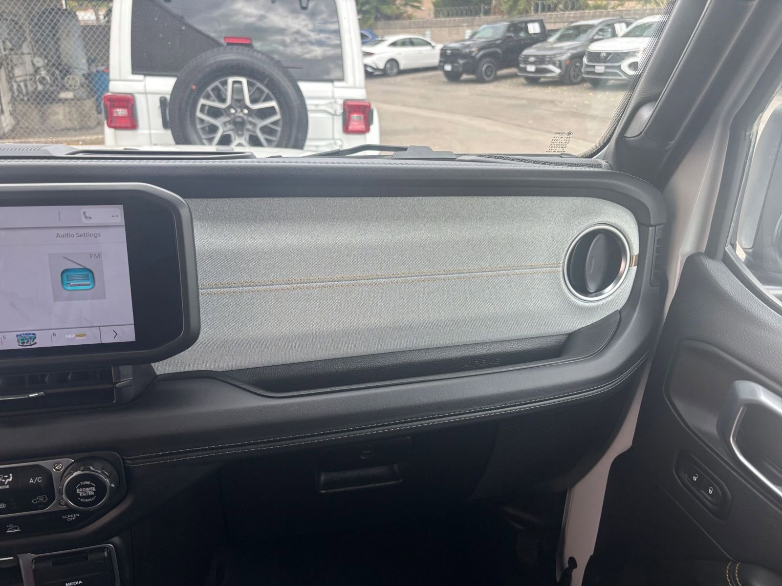 Used 2025 Jeep Wrangler Sahara image 35