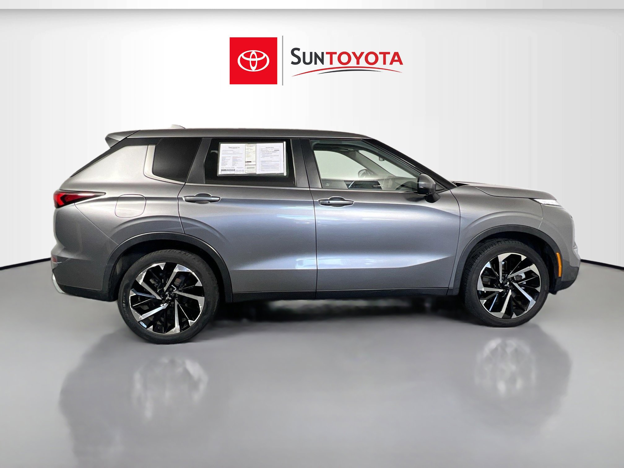 Used 2022 Mitsubishi Outlander SE image 2
