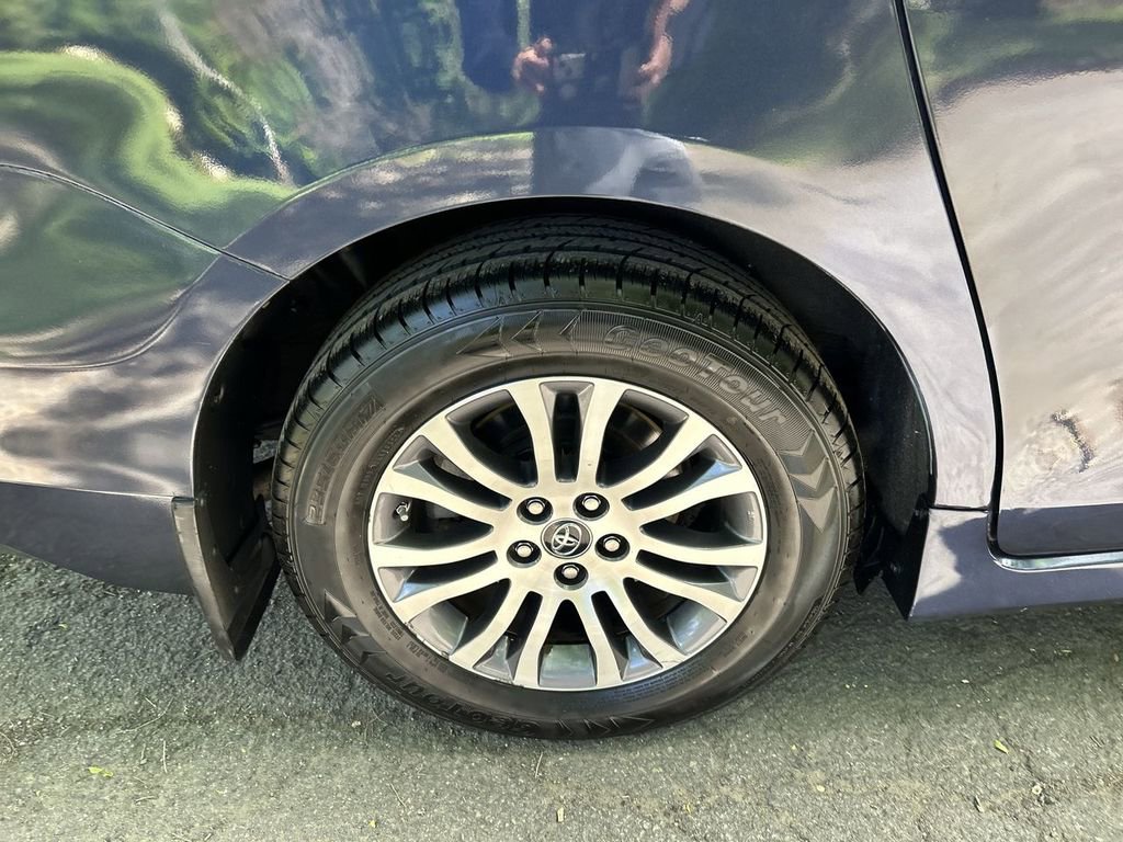 Used 2018 Toyota Sienna XLE FWD image 12