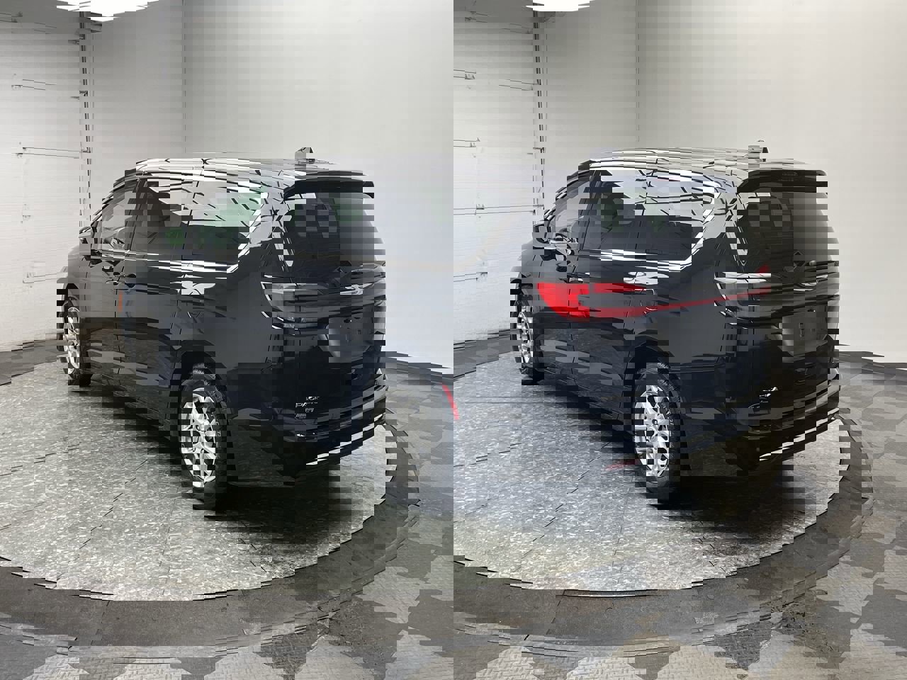 Used 2024 Chrysler Pacifica Touring-L image 2