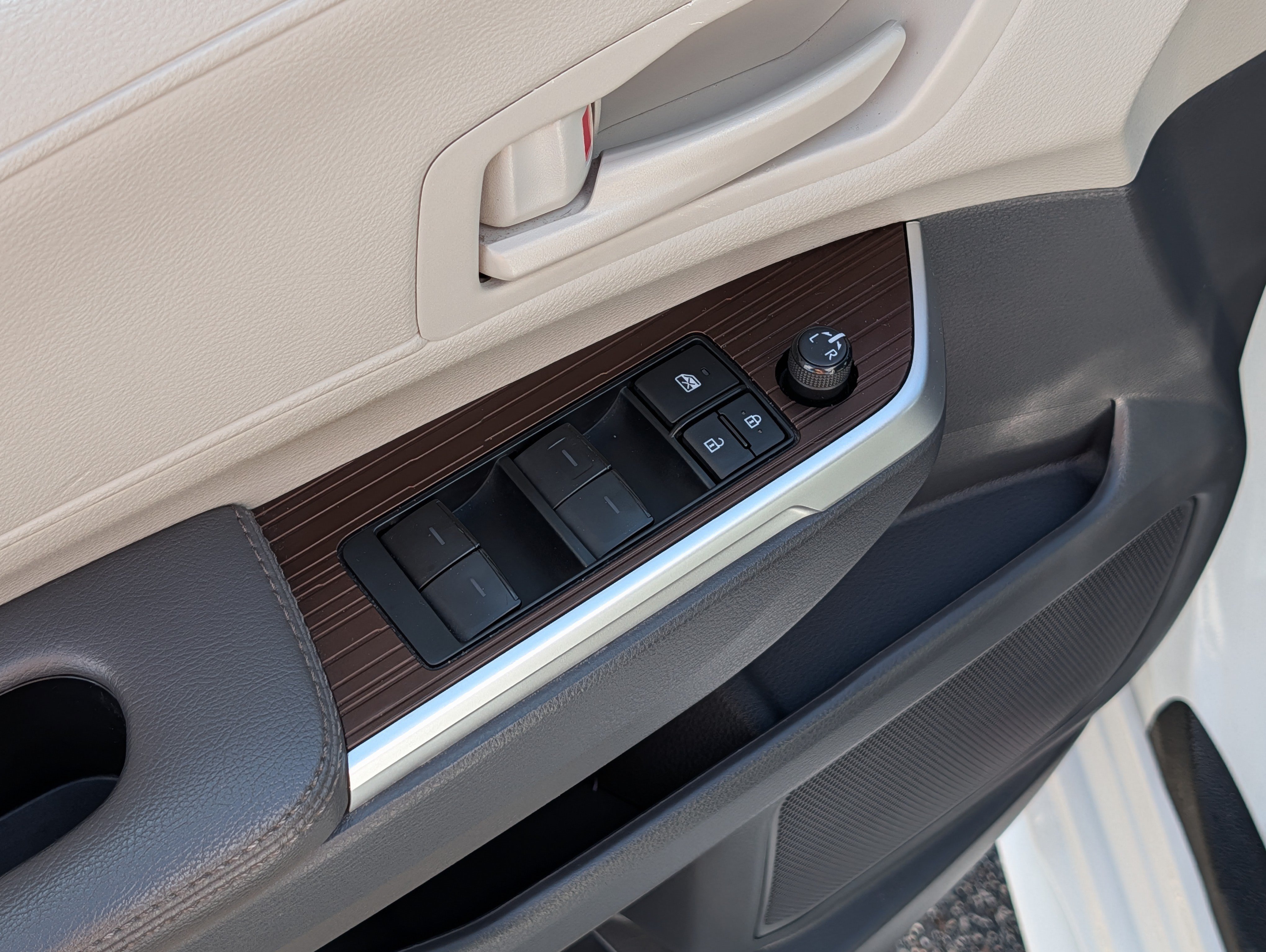 Used 2024 Toyota Sienna LE FWD image 19