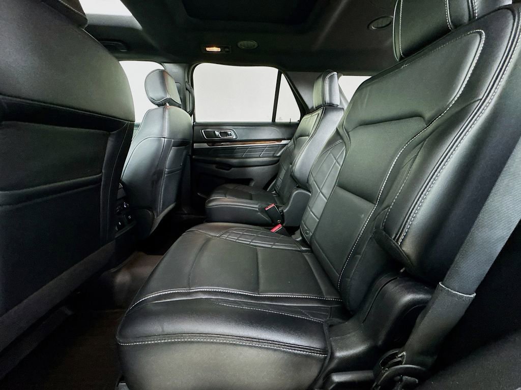 Used 2016 Ford Explorer Platinum image 30