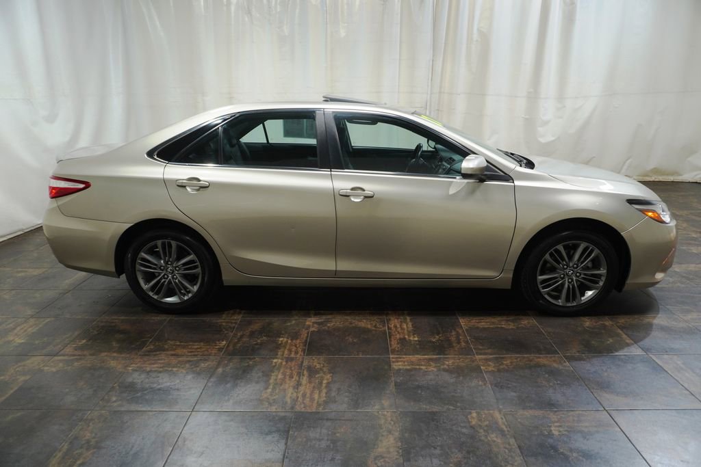 Used 2017 Toyota Camry SE w/ Moonroof Package FWD image 4
