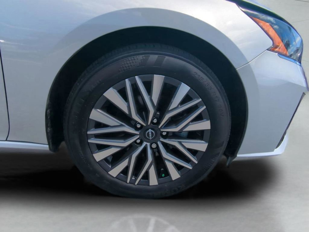 Used 2024 Nissan Altima 2.5 SV image 11