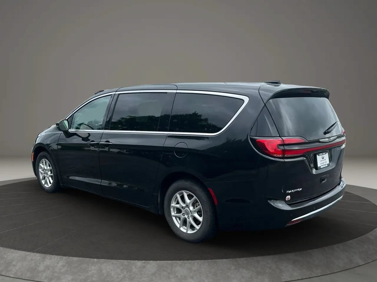 Used 2023 Chrysler Pacifica Touring-L FWD image 4