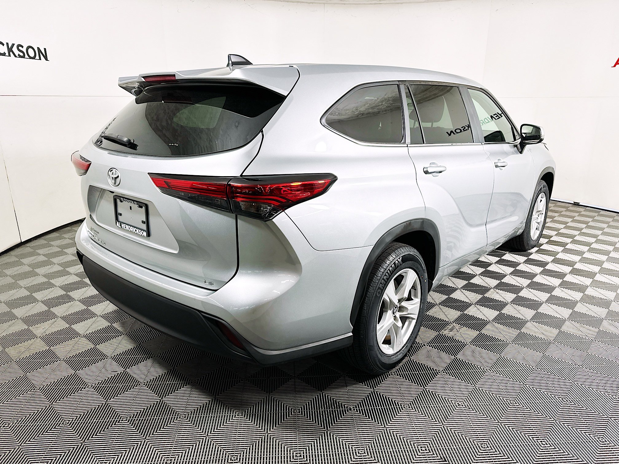 Used 2023 Toyota Highlander LE image 3