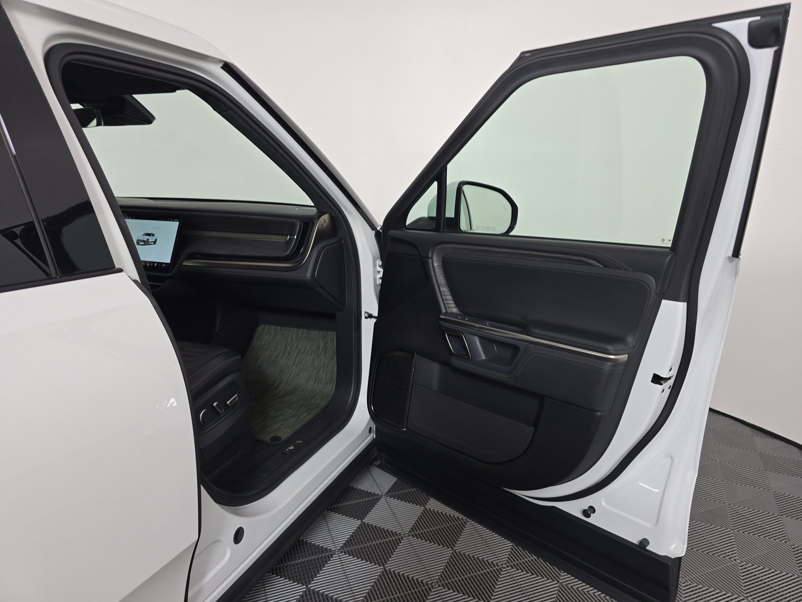 Used 2024 Rivian R1T Adventure AWD/4WD image 18