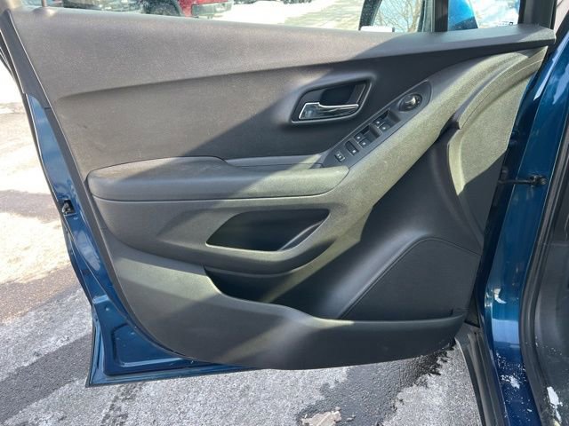 Used 2020 Chevrolet Trax LT w/ LT Convenience Package image 24