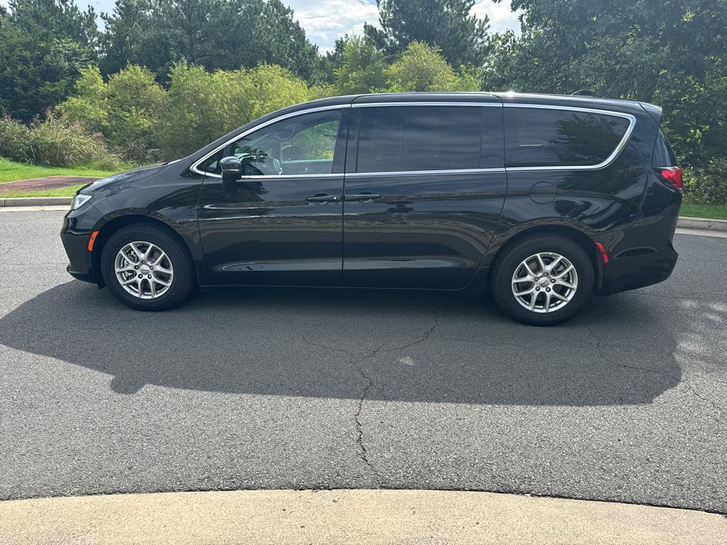 Used 2025 Chrysler Pacifica Select FWD image 4