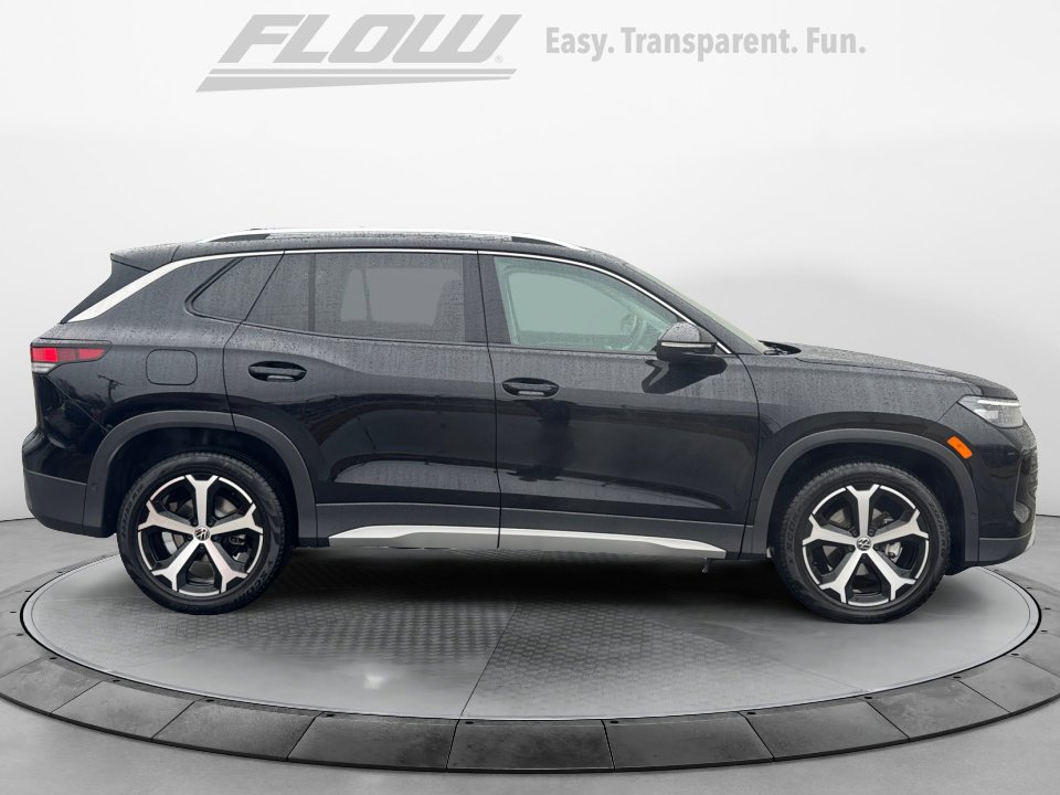 Used 2025 Volkswagen Tiguan SE image 8