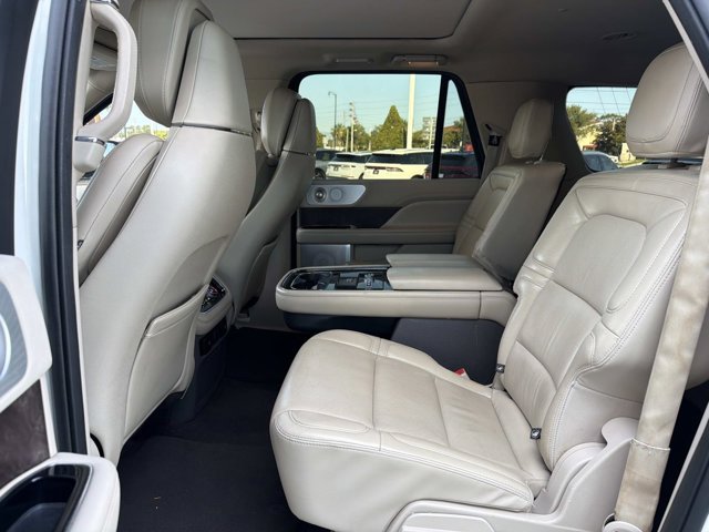 Used 2020 Lincoln Navigator L Reserve w/ Equipment Group 208A Reserve AWD/4WD image 17