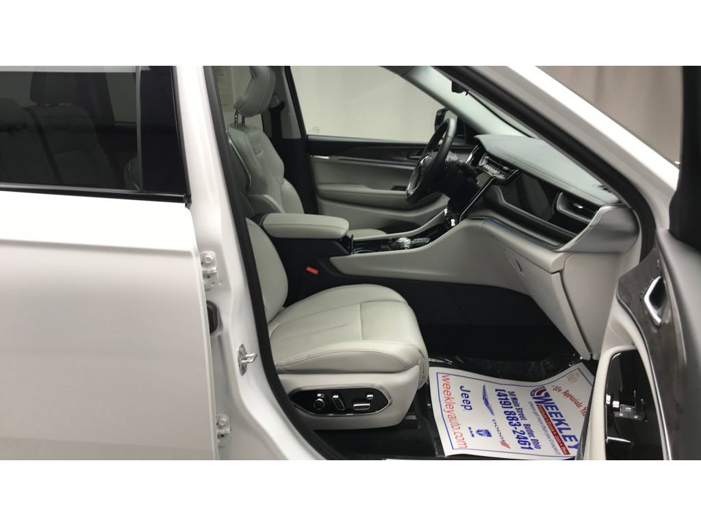 Used 2023 Jeep Grand Cherokee Overland w/ Adv Protech Group III image 28