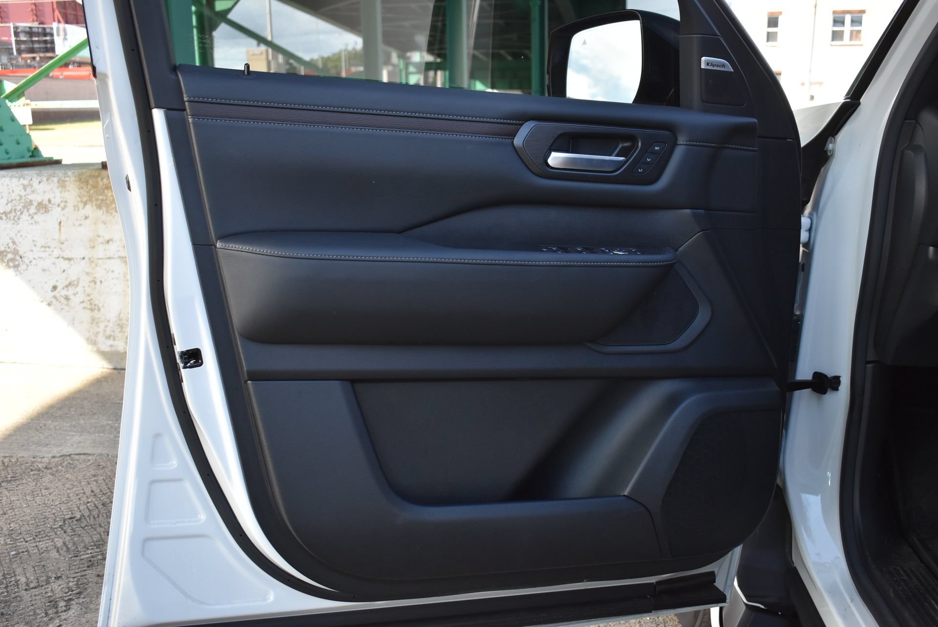 Used 2025 Nissan Armada SL w/ Captain's Chari Seat Package AWD/4WD image 12
