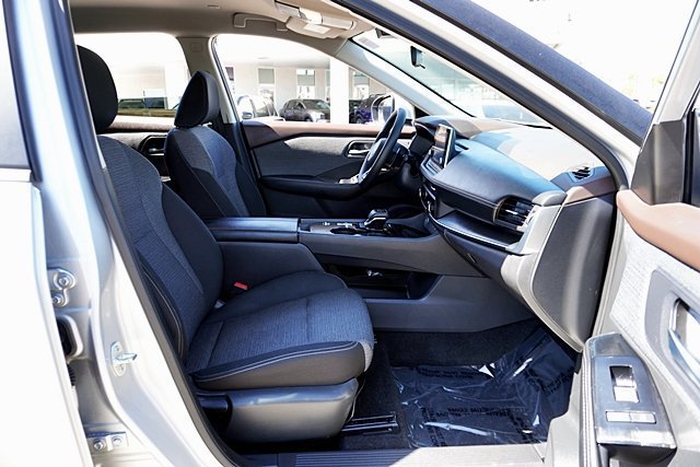 Used 2023 Nissan Rogue SV FWD image 17