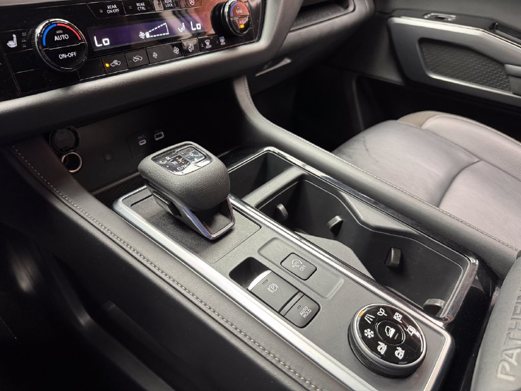 Used 2025 Nissan Pathfinder SL AWD/4WD image 19