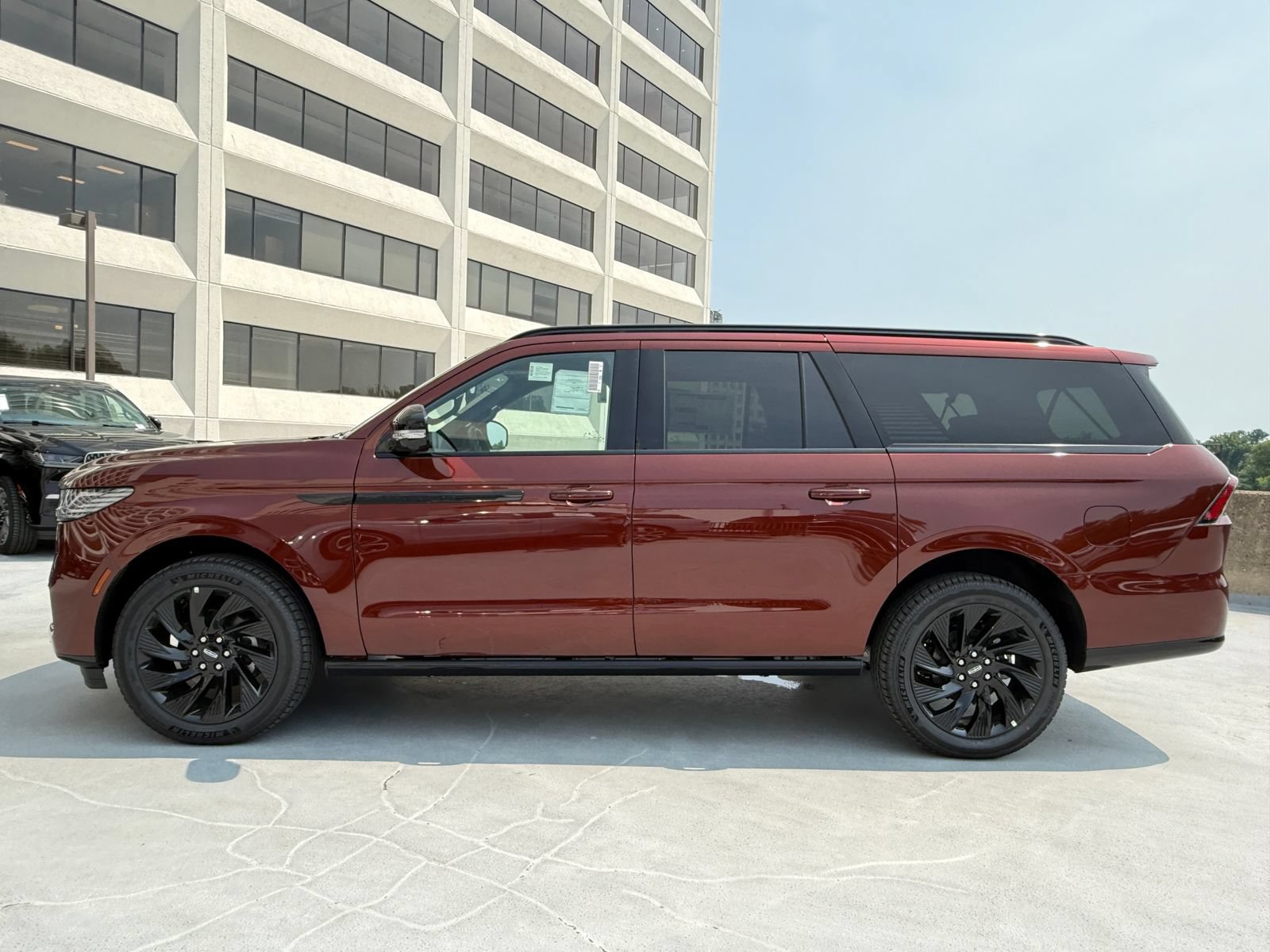 New 2027 Lincoln Navigator L Reserve w/ Jet Appearance Package AWD/4WD image 2