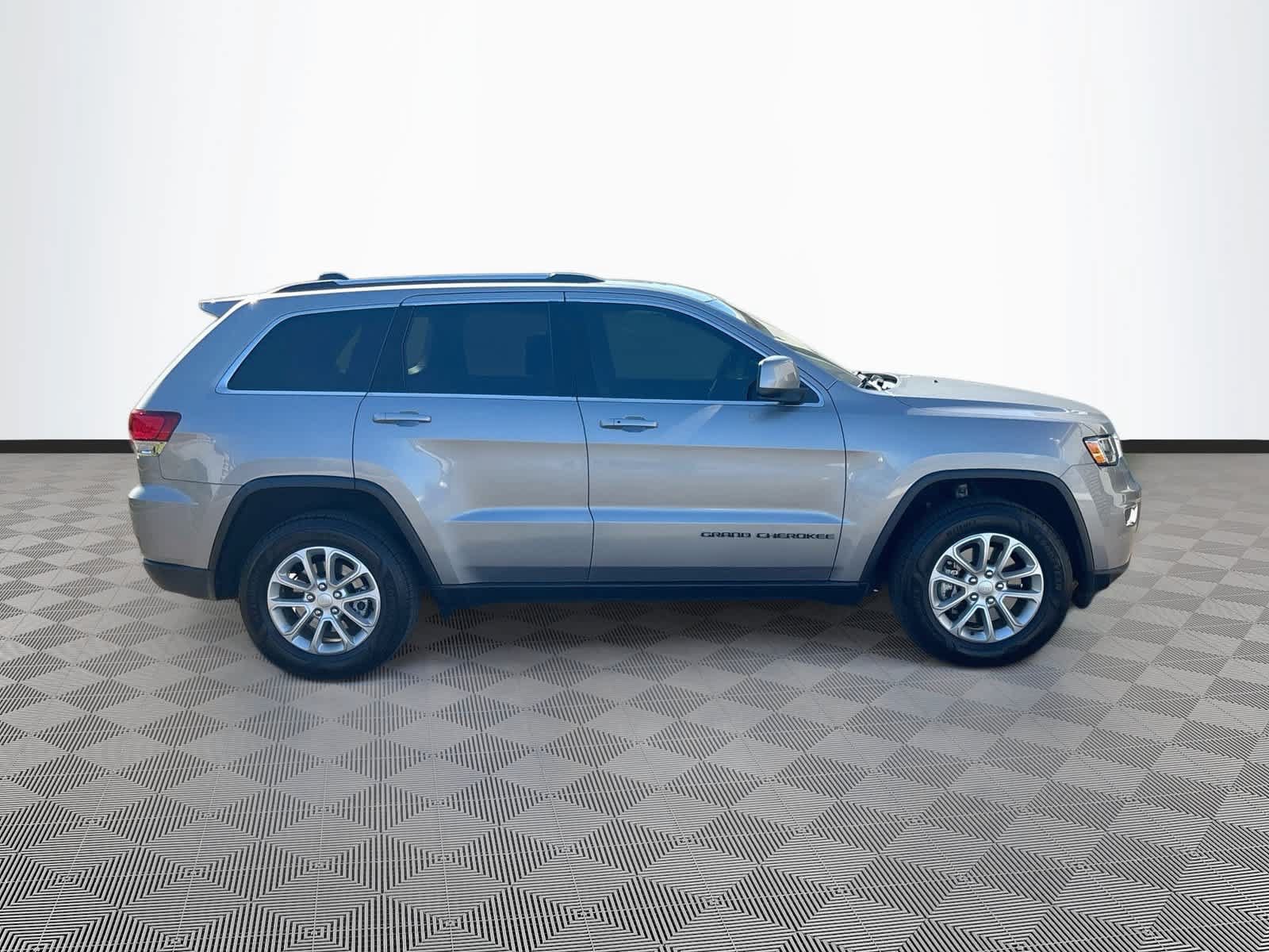 Used 2021 Jeep Grand Cherokee Laredo X AWD/4WD image 4