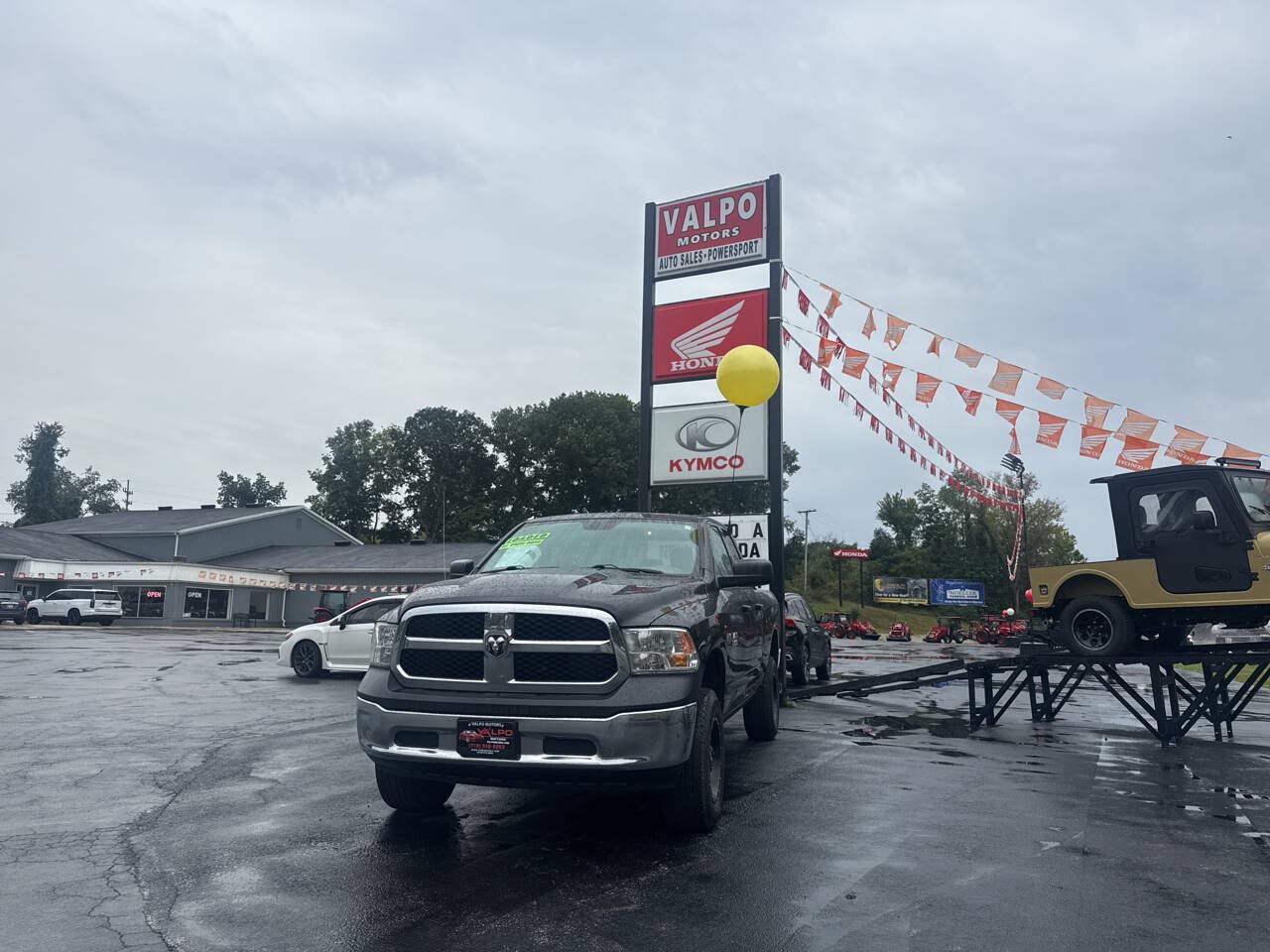 Used 2017 RAM 1500 ST w/ SXT Appearance Group AWD/4WD image 4