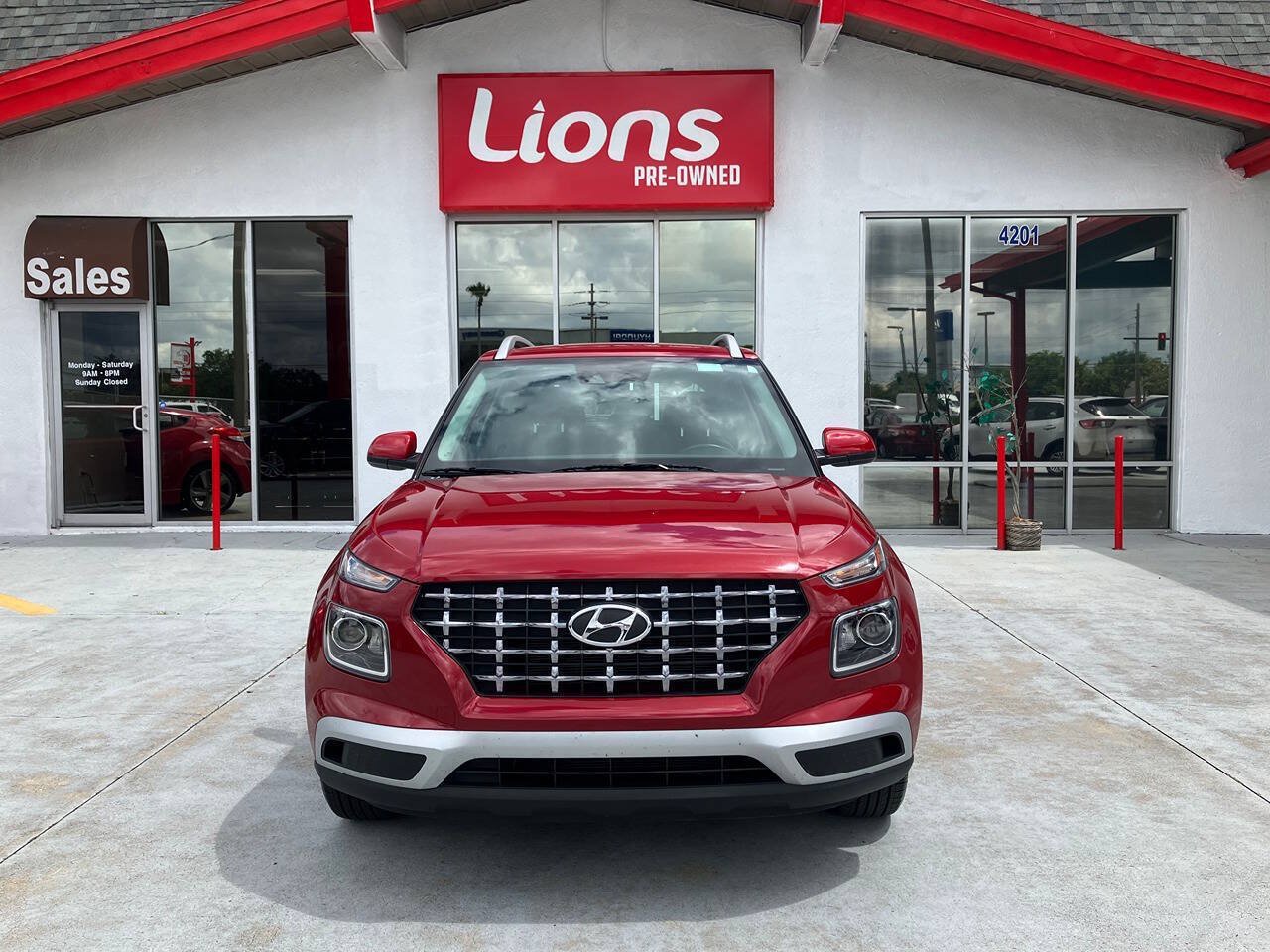 Used 2021 Hyundai Venue SEL FWD image 1