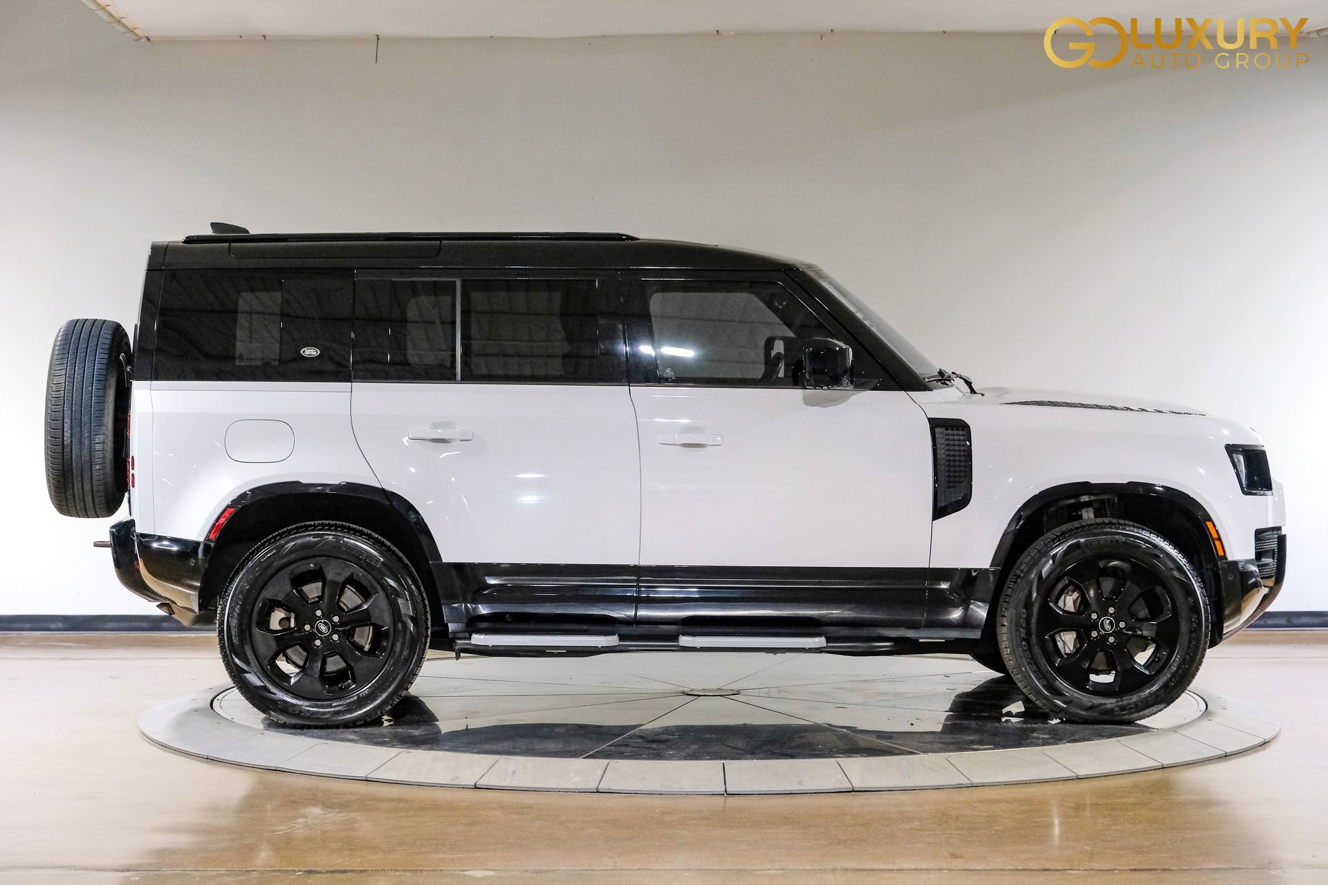 Used 2023 Land Rover Defender 110 X-Dynamic SE AWD/4WD image 9