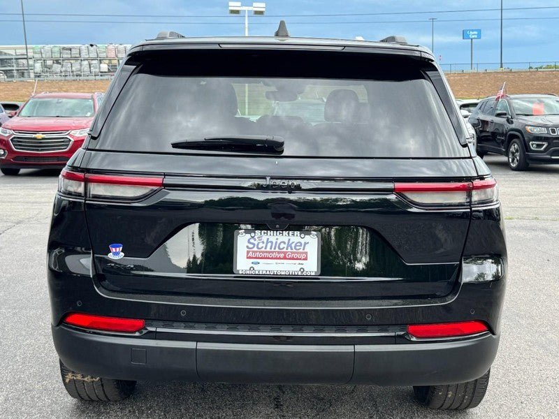 Used 2023 Jeep Grand Cherokee Altitude AWD/4WD image 4