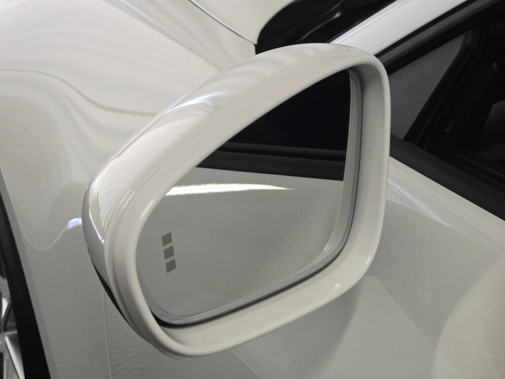 Certified 2025 Porsche 911 Carrera RWD image 30