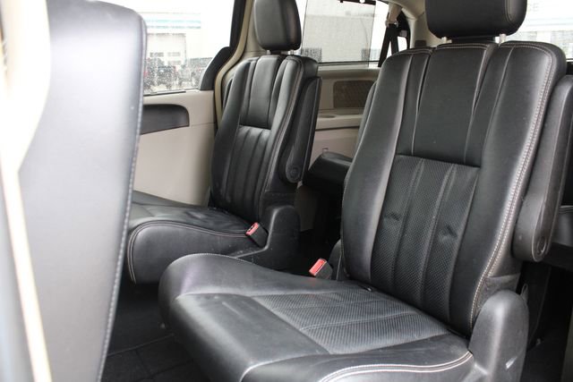 Used 2014 Chrysler Town & Country Touring-L w/ Driver Convenience Group image 18