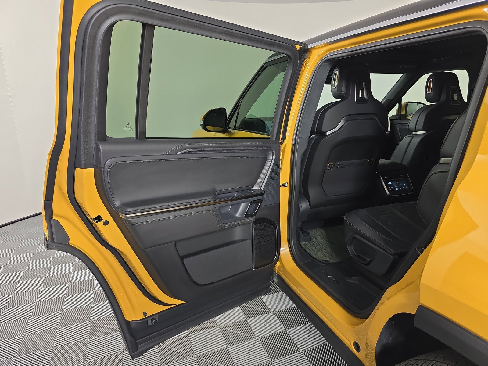 Used 2023 Rivian R1S Adventure image 17