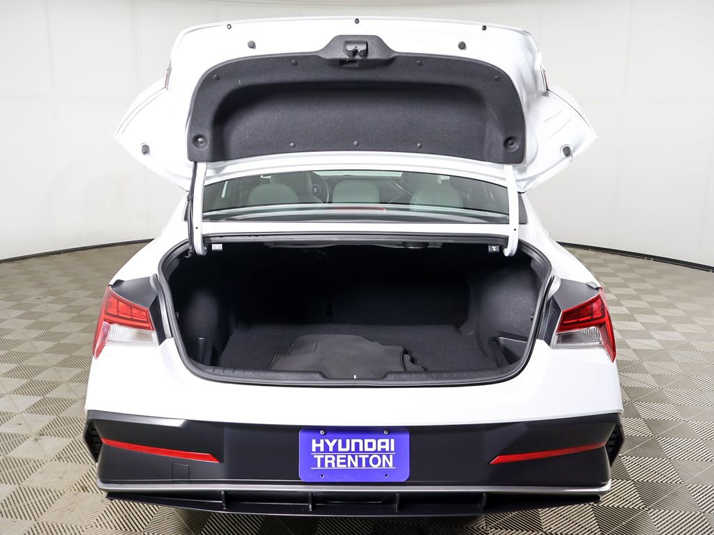 Certified 2025 Hyundai Elantra Limited image 17