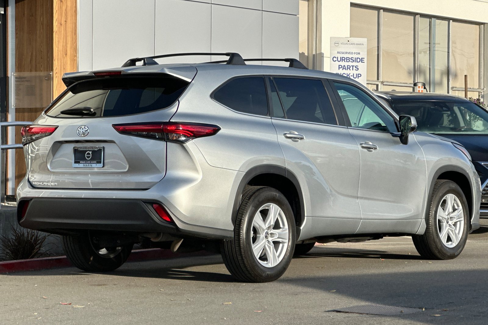 Used 2023 Toyota Highlander L image 2