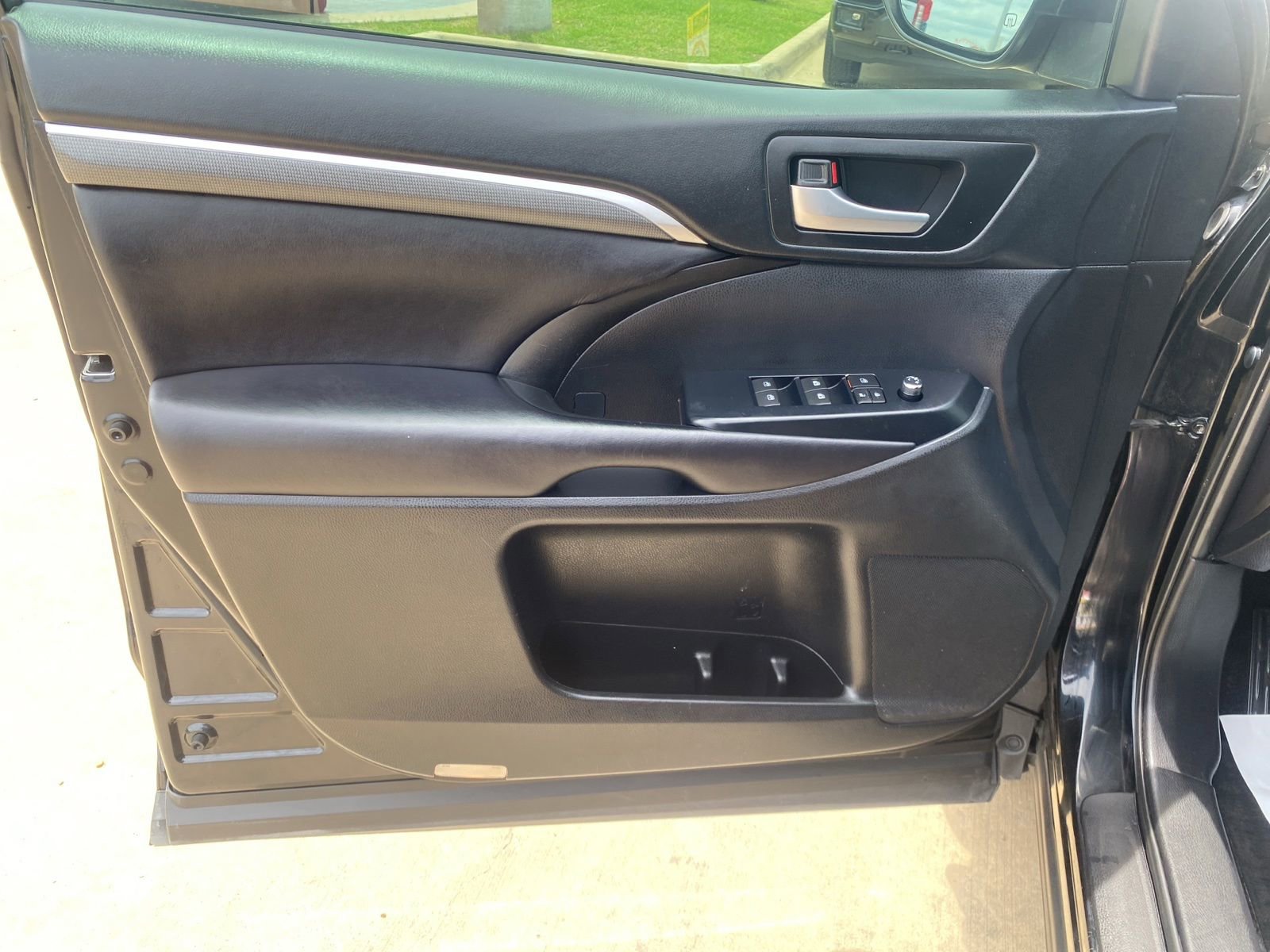 Used 2019 Toyota Highlander SE FWD image 13