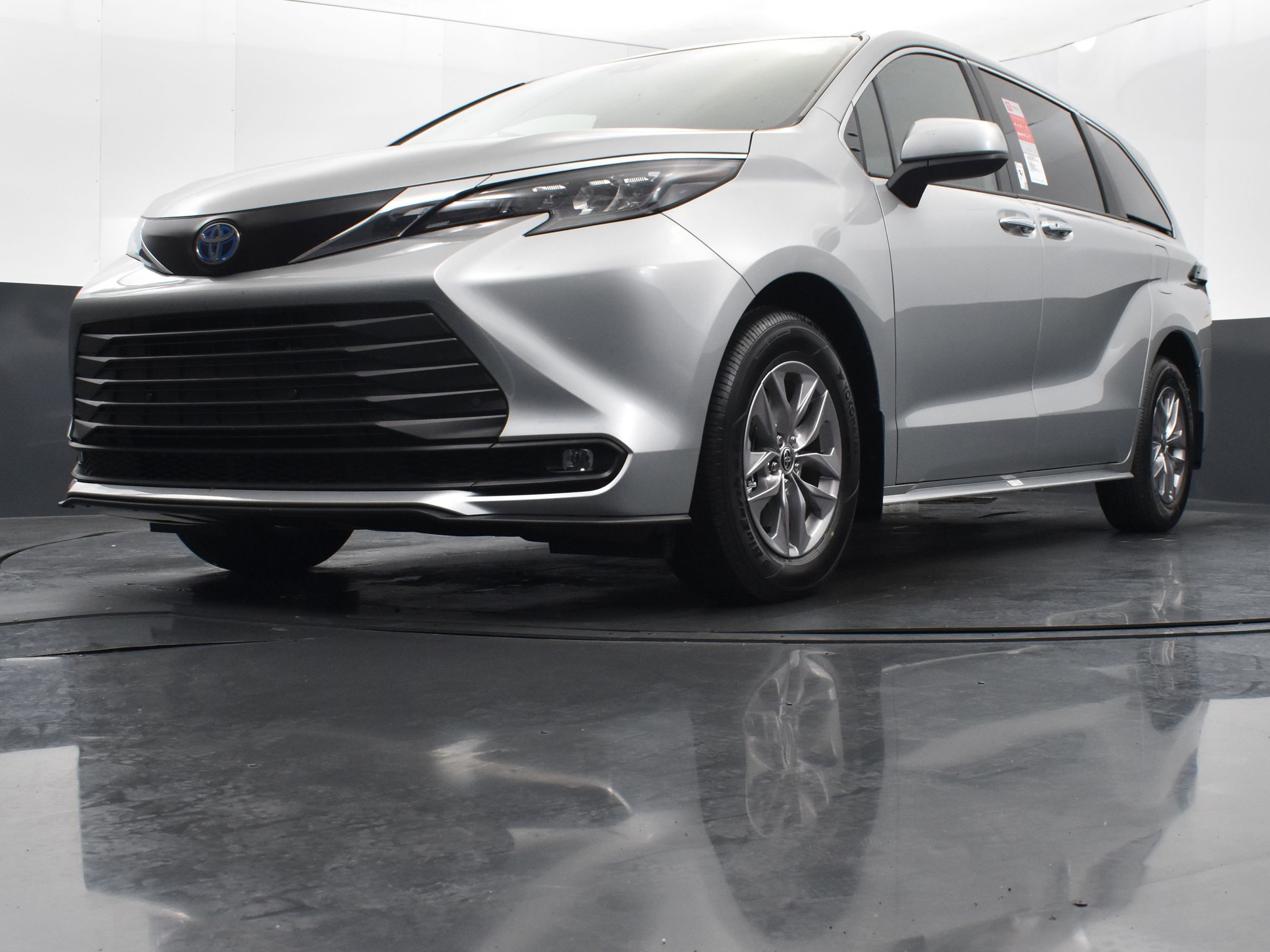 Used 2025 Toyota Sienna XLE FWD image 36