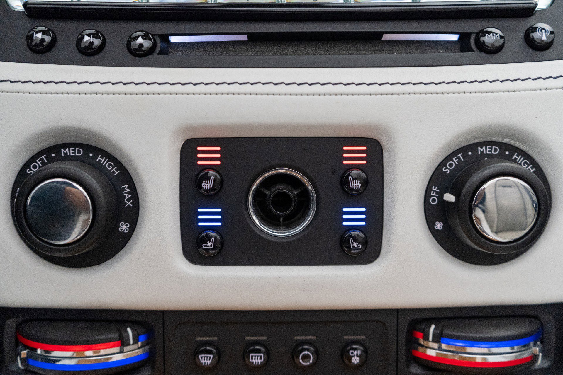 Used 2019 Rolls-Royce Dawn image 28