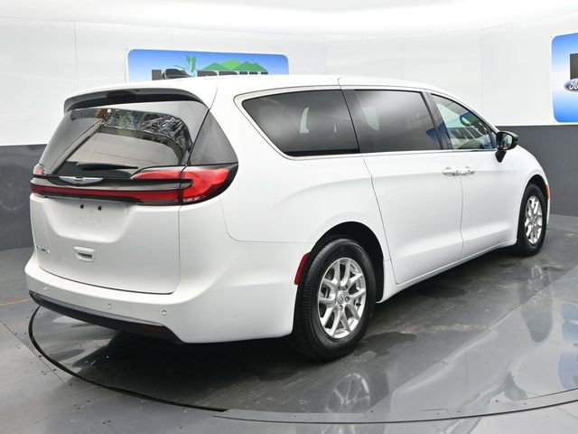 Used 2025 Chrysler Pacifica Select image 5