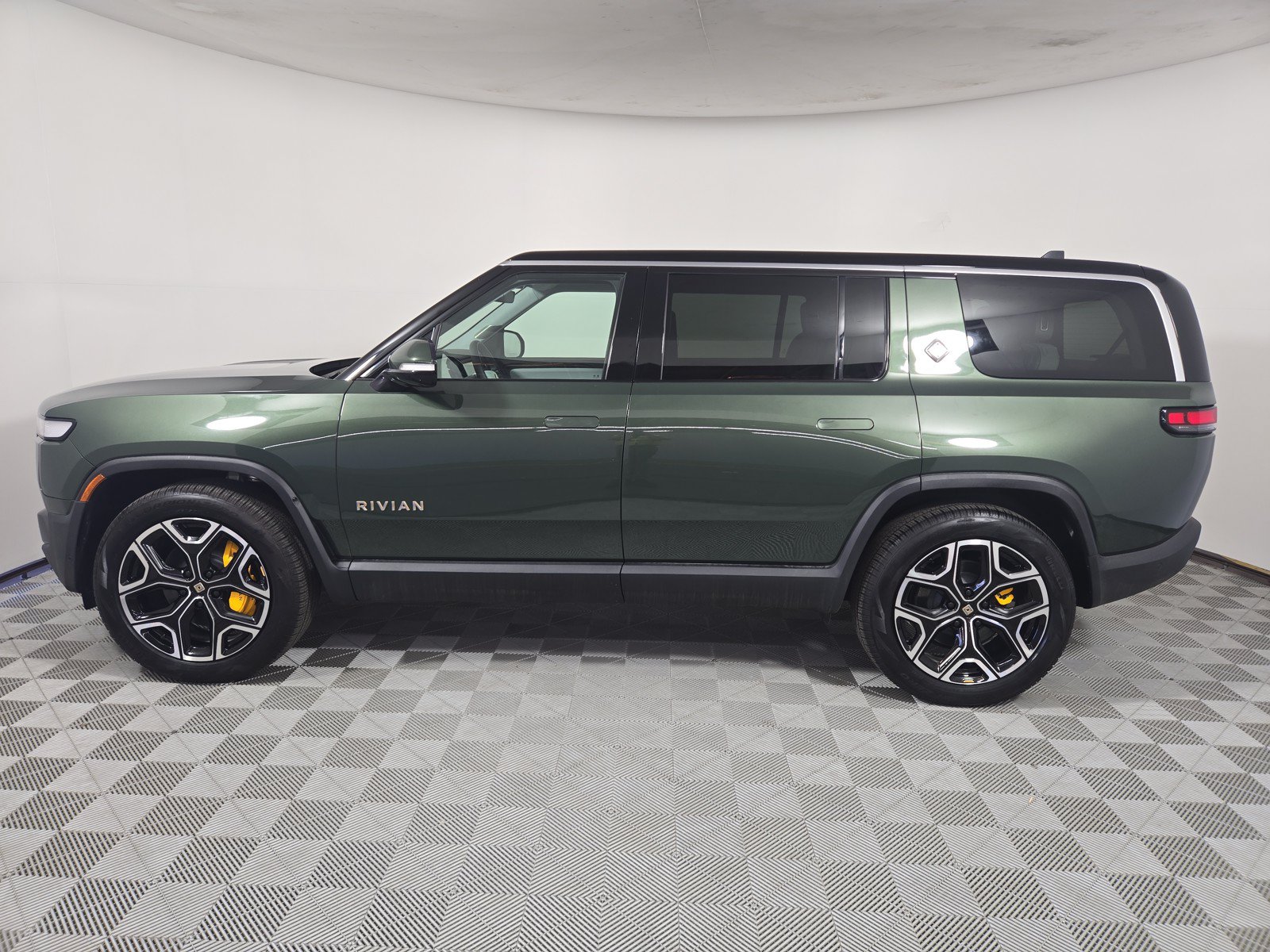 Used 2023 Rivian R1S Adventure AWD/4WD image 2