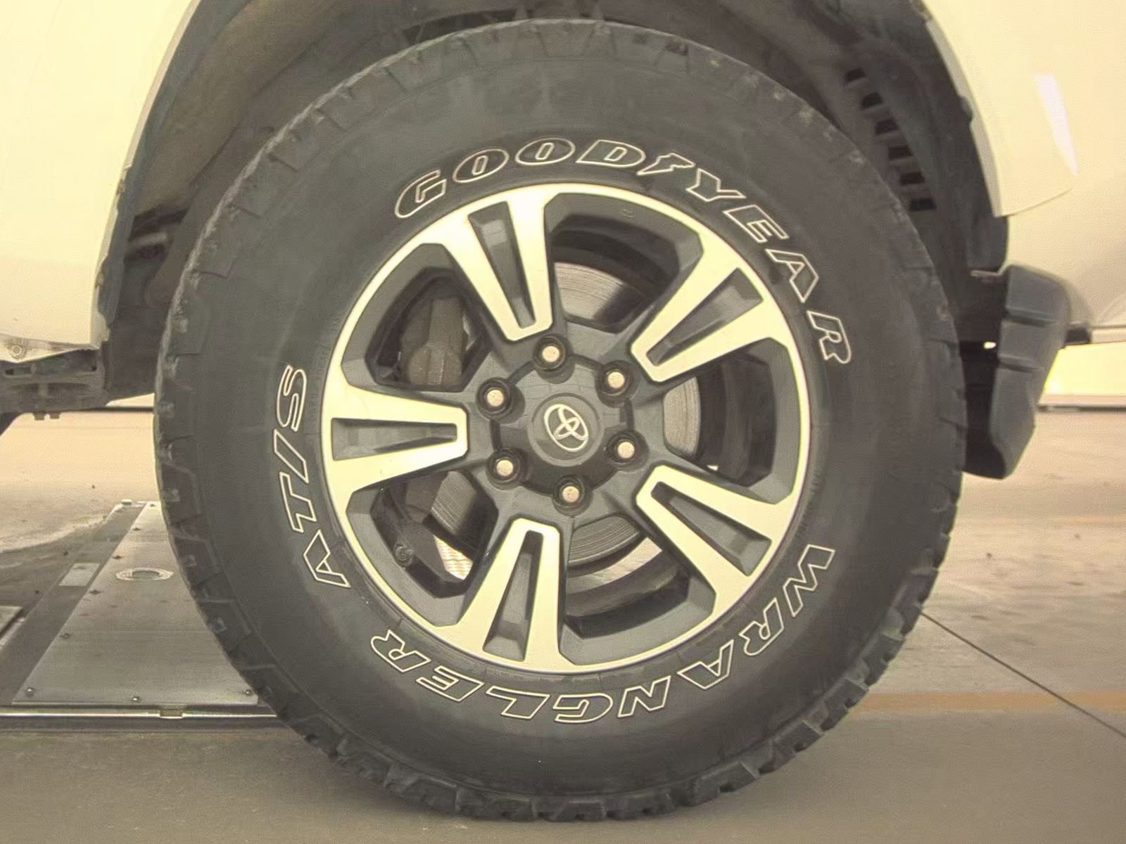 Used 2017 Toyota Tacoma TRD Sport image 10