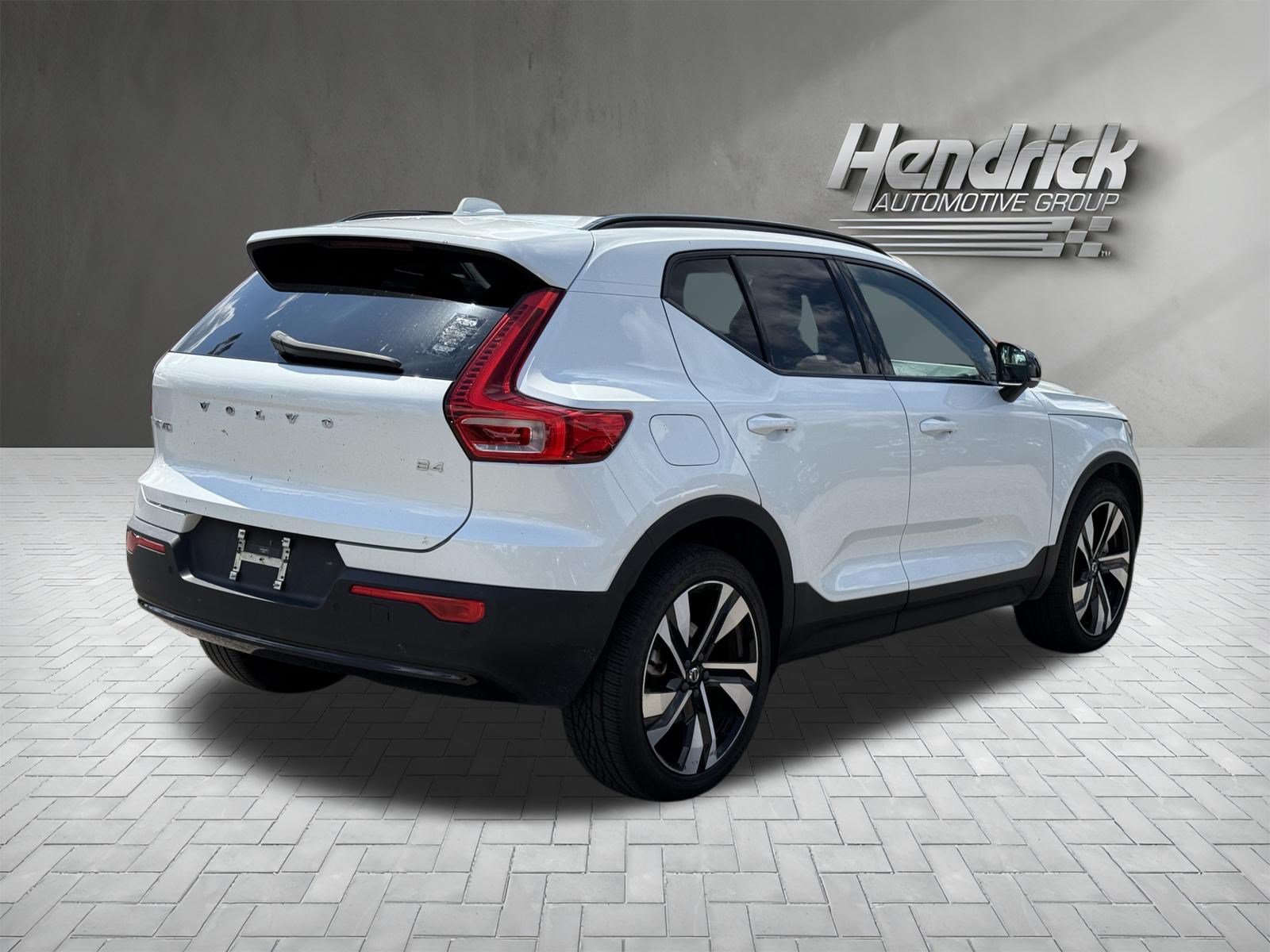 Used 2023 Volvo XC40 B4 Plus w/ Climate Package FWD image 9