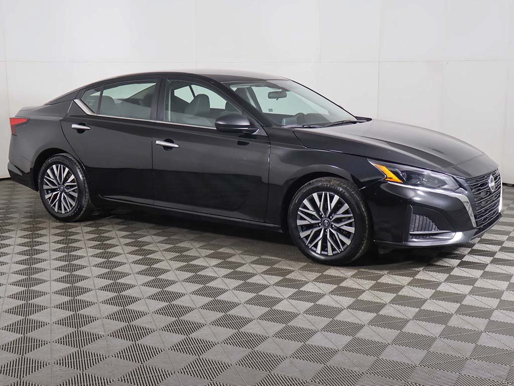Used 2025 Nissan Altima 2.5 SV FWD image 11