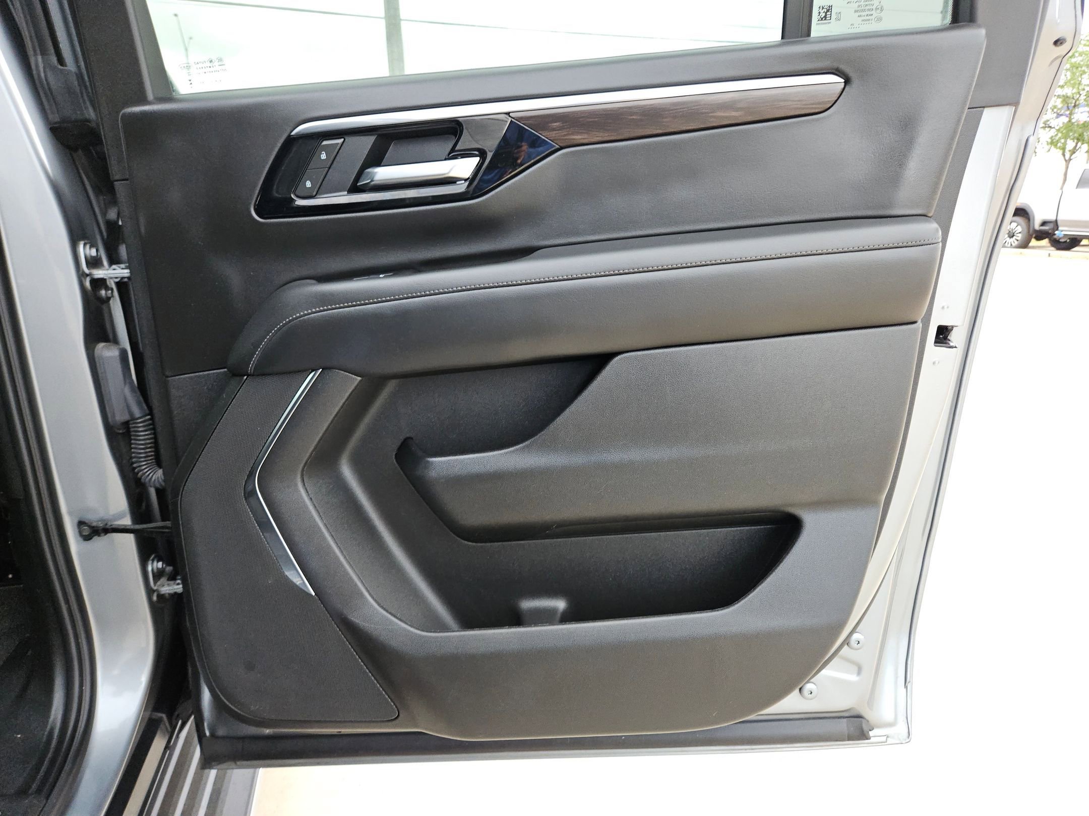 Certified 2025 Chevrolet Suburban LT AWD/4WD image 26