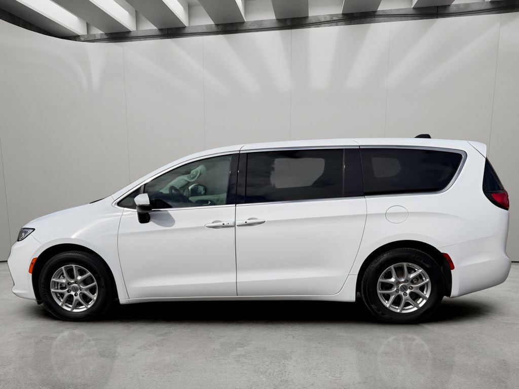 Used 2023 Chrysler Pacifica Touring-L image 2