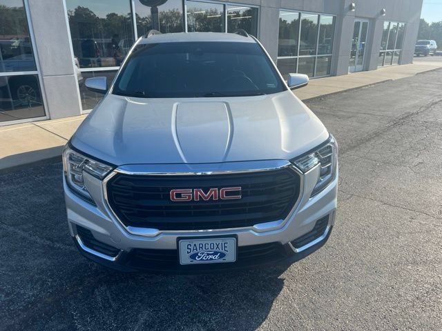 Used 2022 GMC Terrain SLE w/ Driver Convenience Package FWD image 2