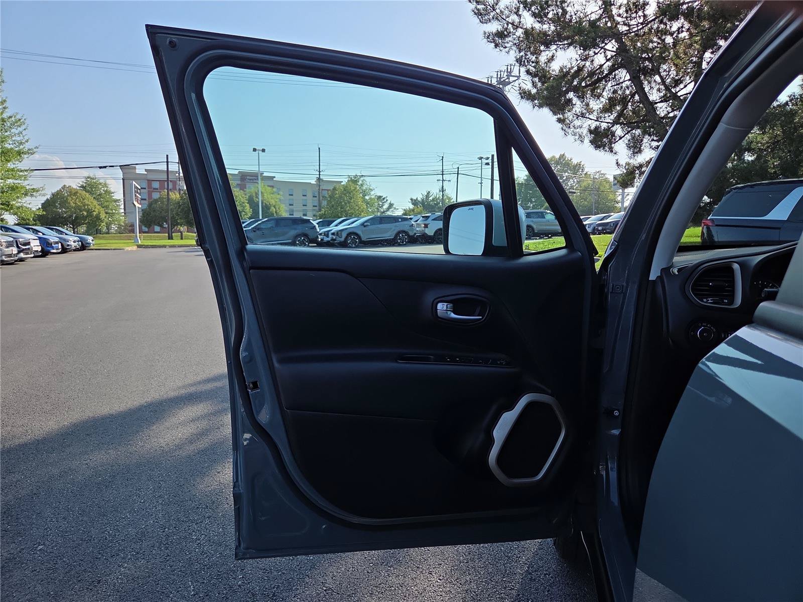 Used 2017 Jeep Renegade Limited AWD/4WD image 13