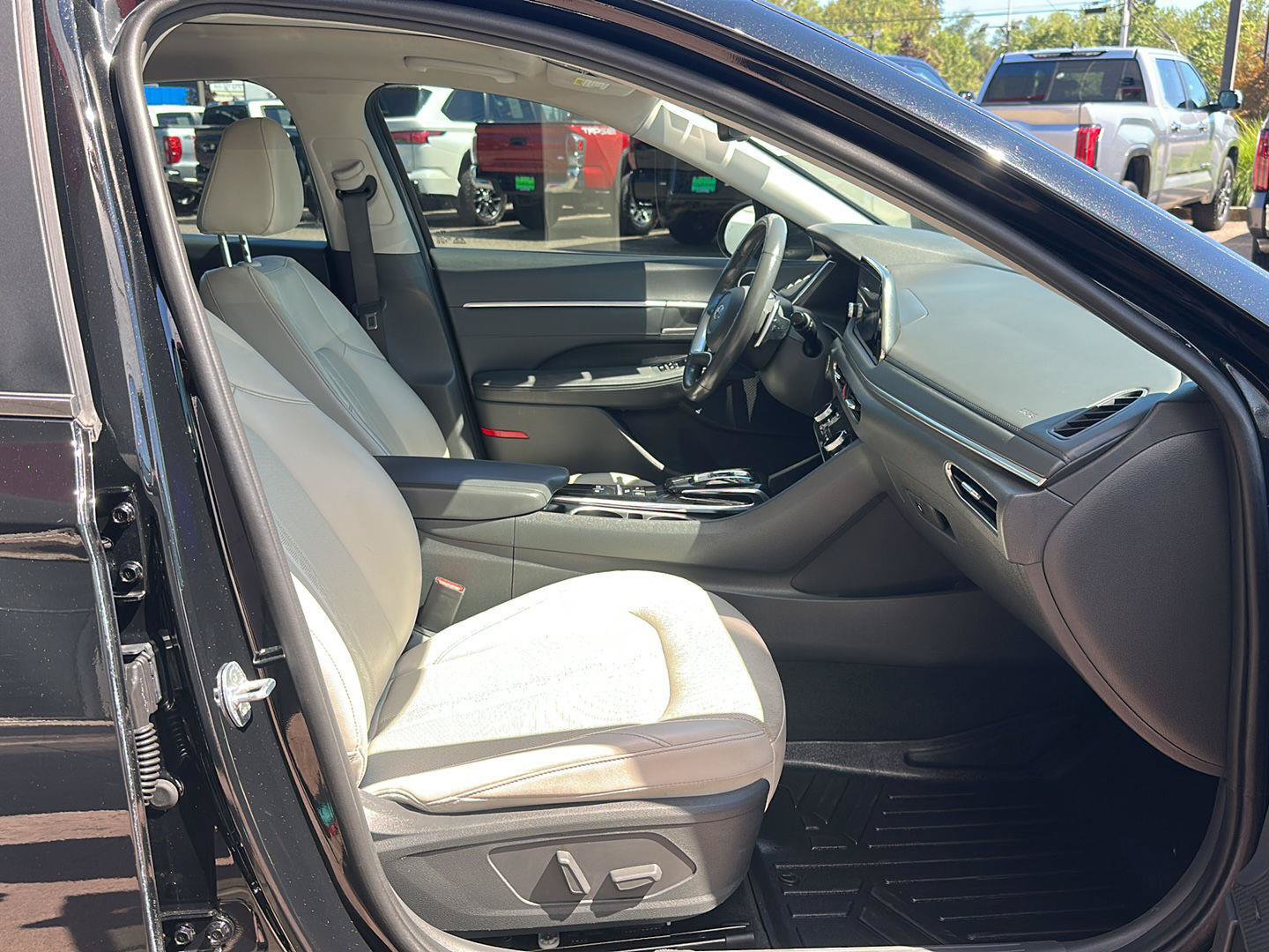 Used 2021 Hyundai Sonata Limited w/ Preferred Accessory Package FWD image 13