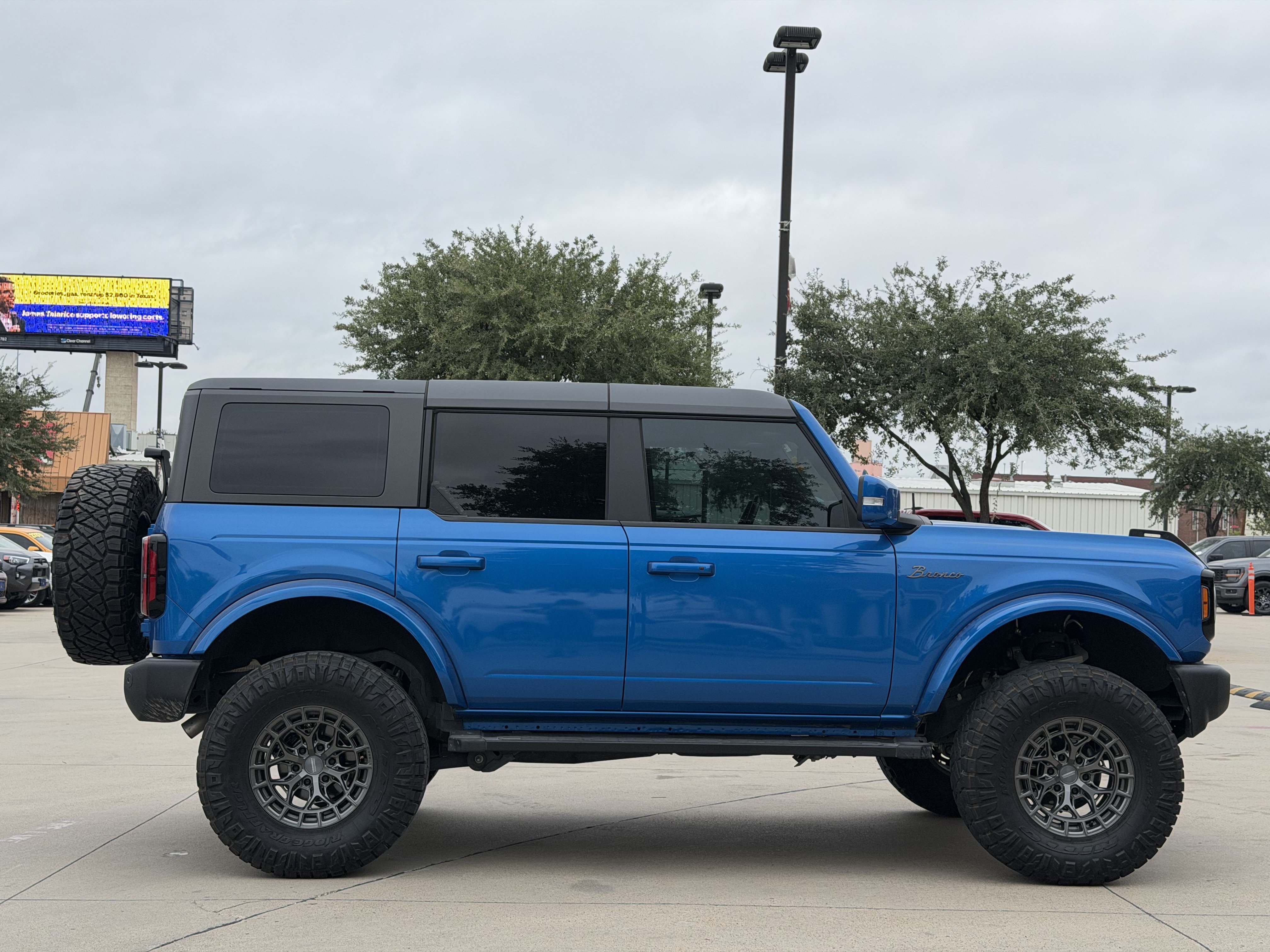 Used 2024 Ford Bronco Outer Banks AWD/4WD image 3
