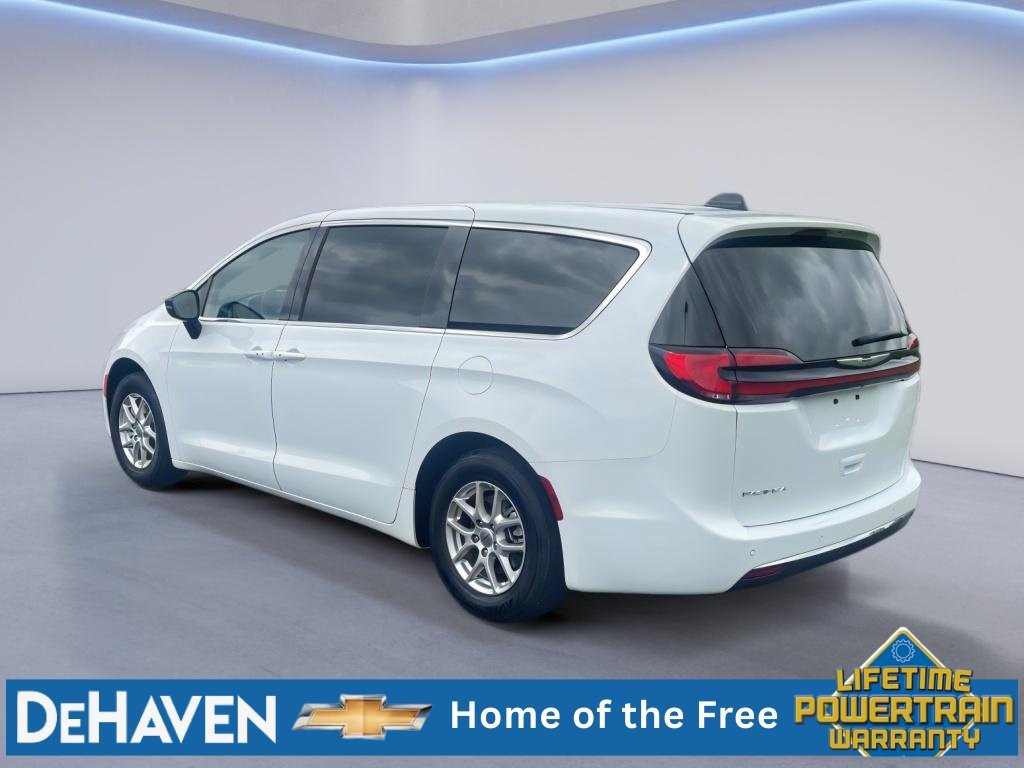 Used 2025 Chrysler Pacifica Select FWD image 4