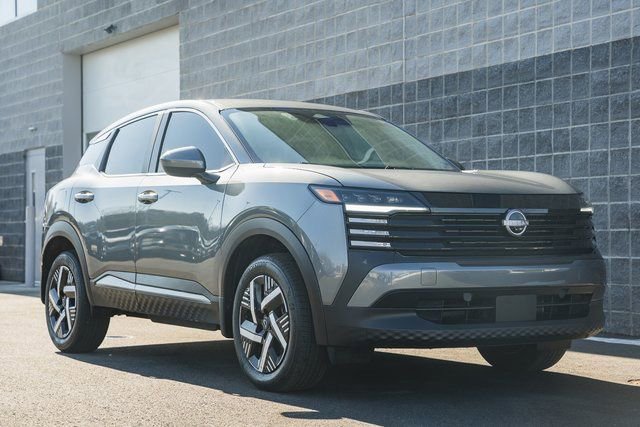 Used 2025 Nissan Kicks SV image 2