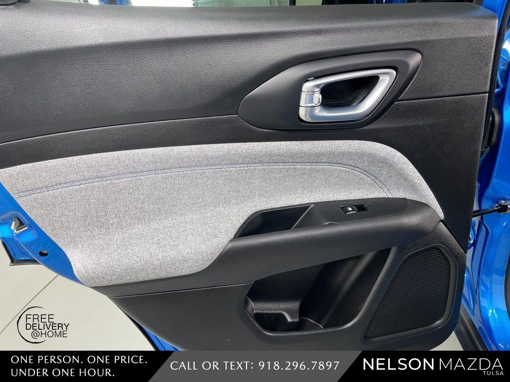 Used 2025 Jeep Compass Latitude image 38